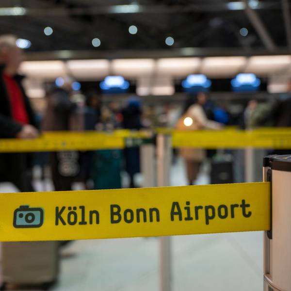 Absperrbänder am Check-in am Flughafen Köln-Bonn. Foto: Uwe Weiser