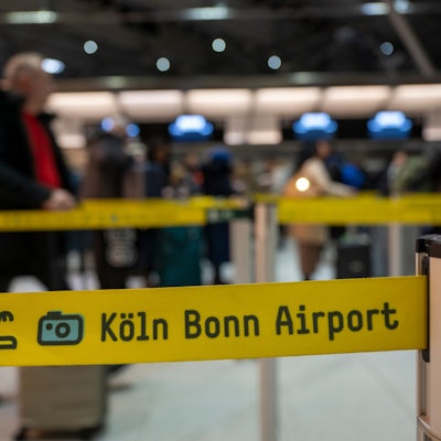 Absperrbänder am Check-in am Flughafen Köln-Bonn. Foto: Uwe Weiser