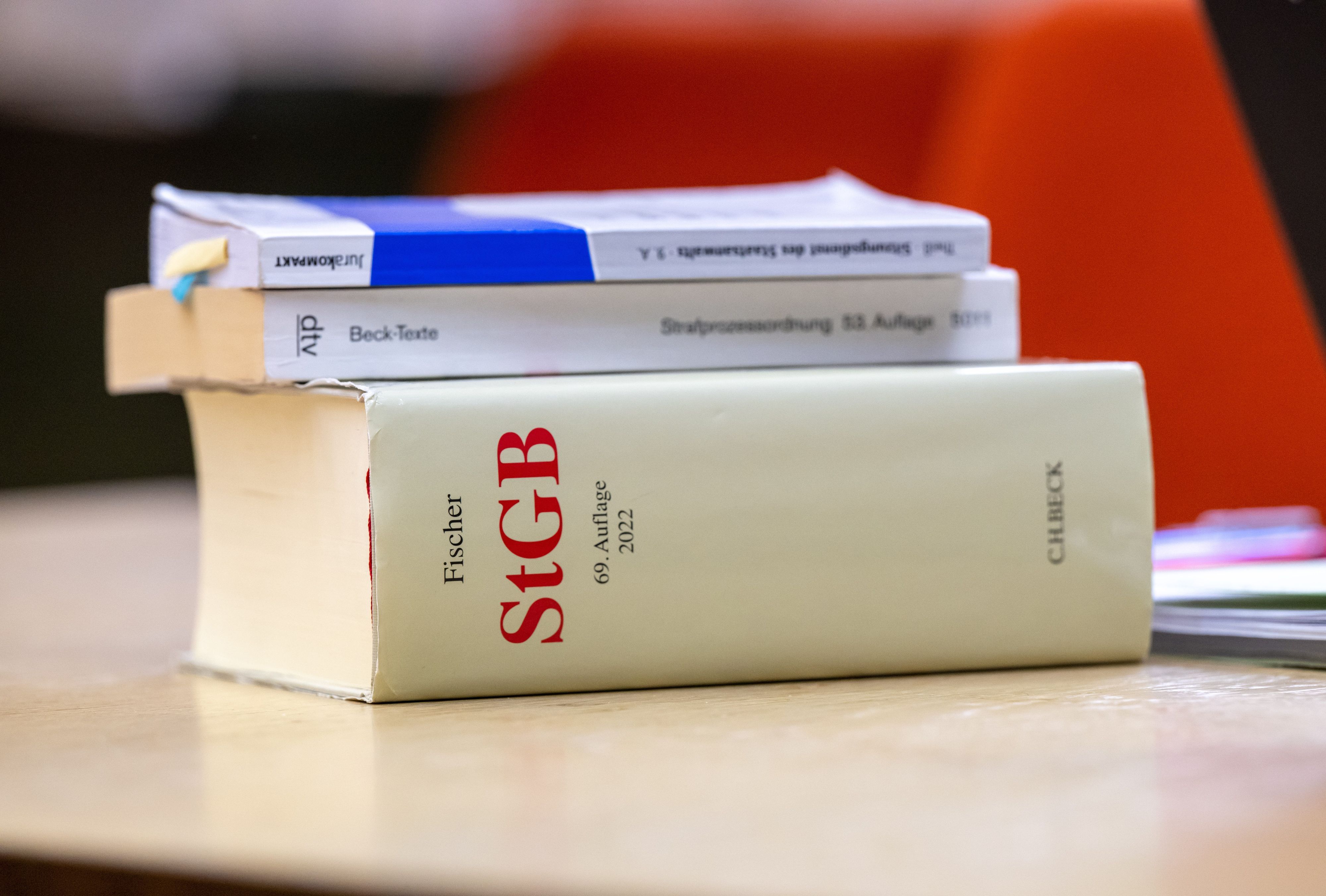 Ein Strafgesetzbuch (StGB) liegt vor Prozessauftakt auf dem Tisch des Staatsanwalts.