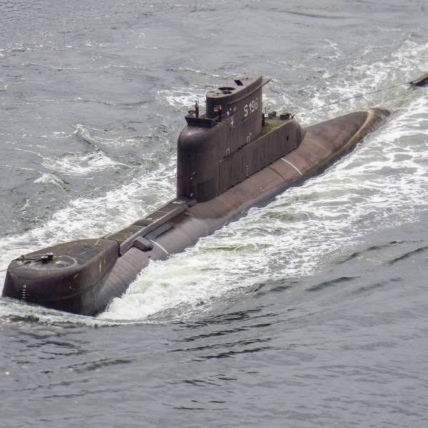 Das U-Boot U17 S196 vom Typ 206A auf dem Weg nach Kiel im Nord-Ostsee-Kanal. Gezogen wird es von zwei Schleppern.