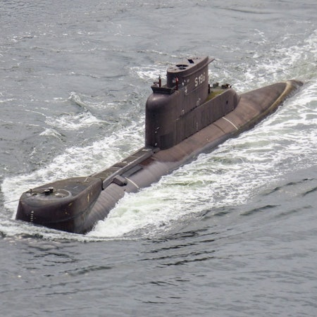 Das U-Boot U17 S196 vom Typ 206A auf dem Weg nach Kiel im Nord-Ostsee-Kanal. Gezogen wird es von zwei Schleppern.