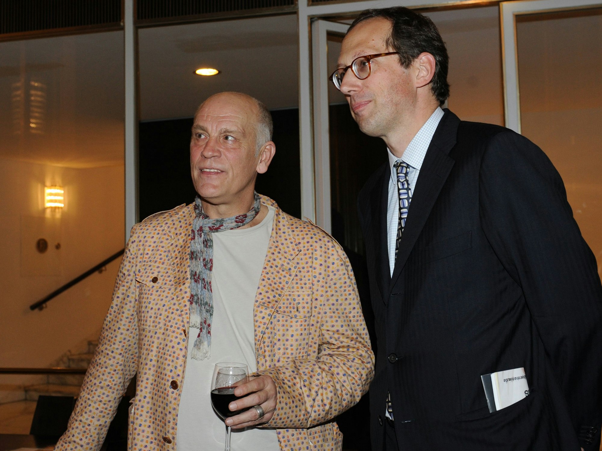 John Malkovich (l) und der Generalintendat der Elbphilharmonie Christoph Lieben-Seutter unterhalten sich bei einem Empfang in der Staatsoper Hamburg.