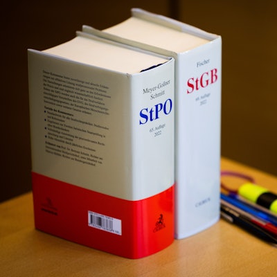 Eine Ausgabe der Strafprozessordnung (StPO) steht in einem Verhandlungssaal.