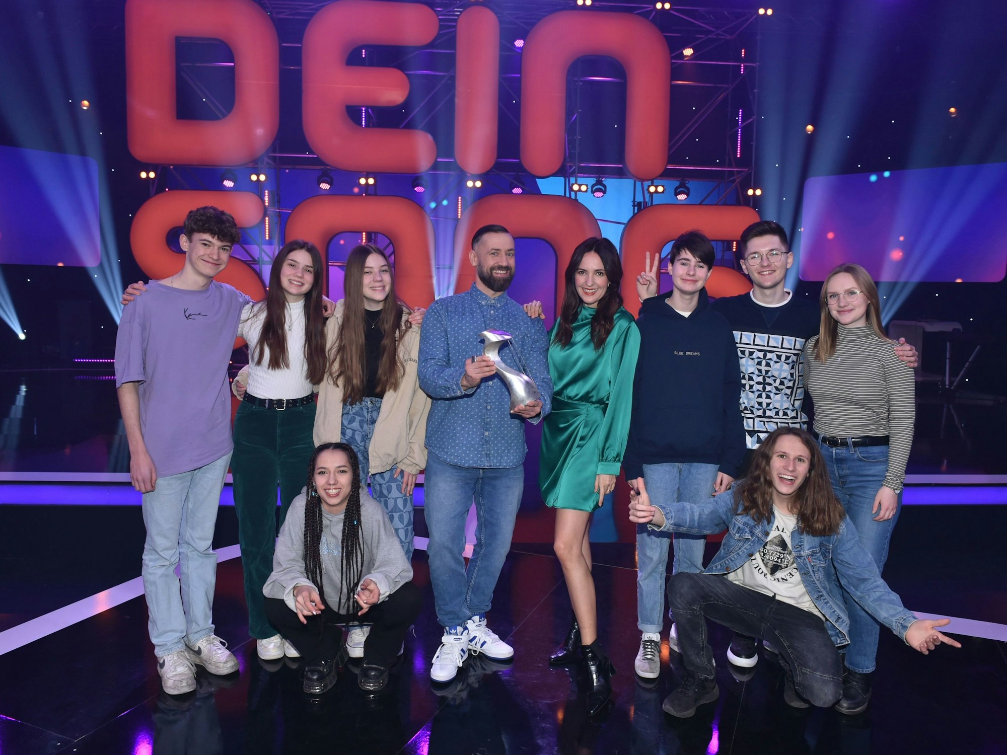 Die „Dein Song“-Finaistinnen und Finalisten 2023 mit dem Moderations-Duo Johanna Klum und Bürger Lars Dietrich