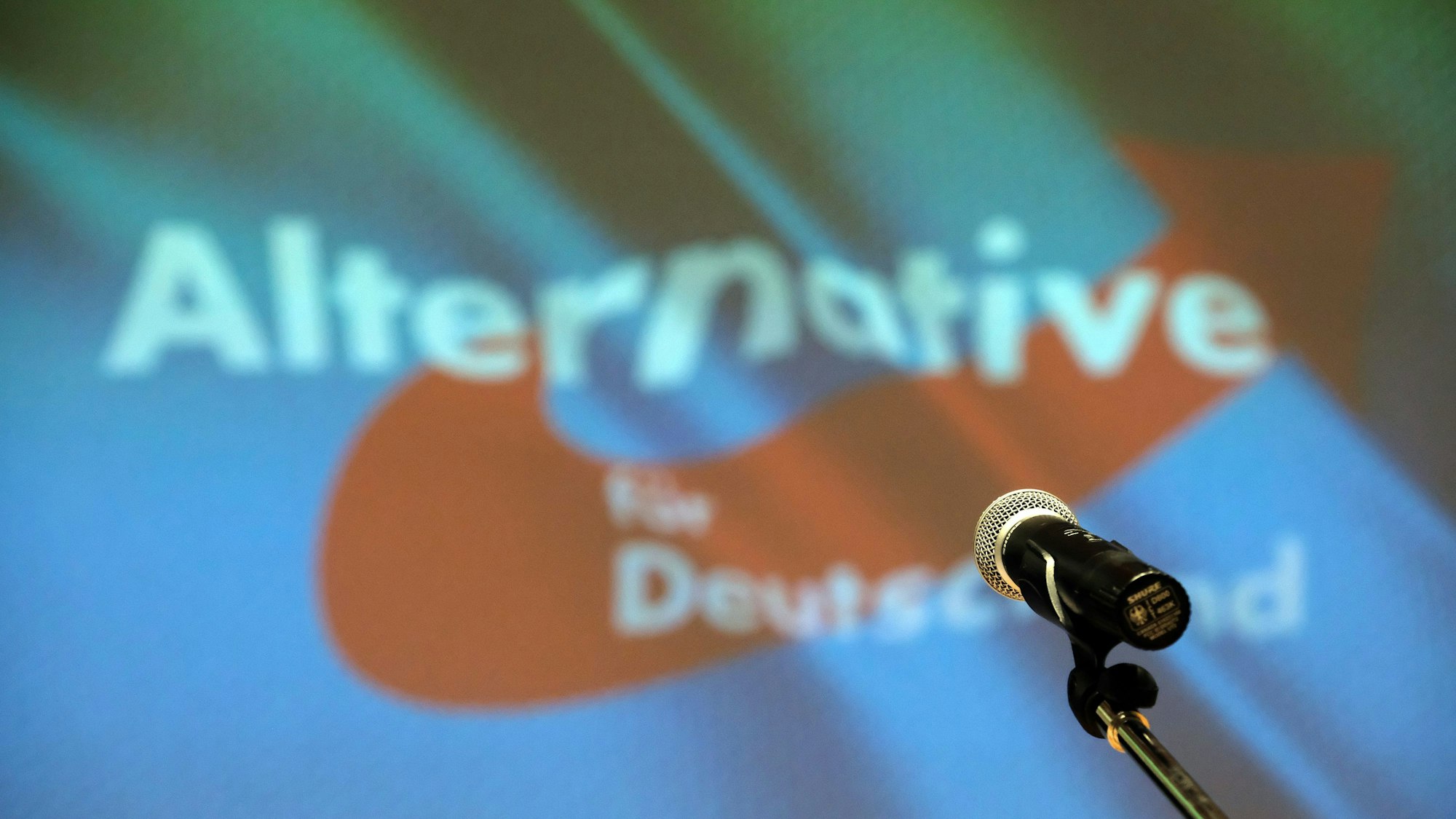 Ein Mikrofon vor dem Partei-Logo der AfD.