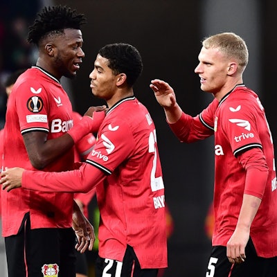 16.03.2023, Ungarn, Budapest: Fußball: Europa League, Ferencváros - Bayer Leverkusen, K.o.-Runde, Achtelfinale, Rückspiele in der Puskás Aréna, Leverkusens Edmond Tapsoba (l-r), Amine Adli und Mitchel Bakker feiern nach dem Spiel. Foto: Marton Monus/dpa +++ dpa-Bildfunk +++