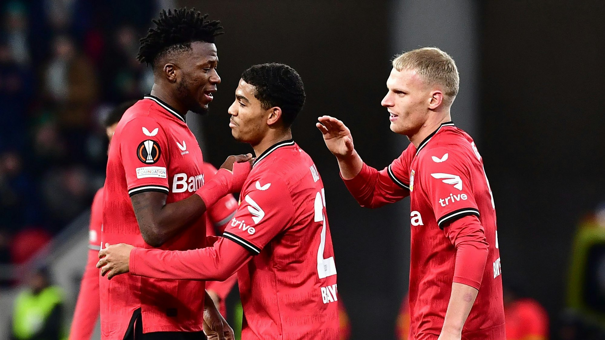 16.03.2023, Ungarn, Budapest: Fußball: Europa League, Ferencváros - Bayer Leverkusen, K.o.-Runde, Achtelfinale, Rückspiele in der Puskás Aréna, Leverkusens Edmond Tapsoba (l-r), Amine Adli und Mitchel Bakker feiern nach dem Spiel. Foto: Marton Monus/dpa +++ dpa-Bildfunk +++