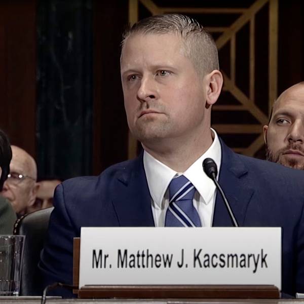 Matthew Kacsmaryk sitzt hinter einem Pult mit Mikrofon