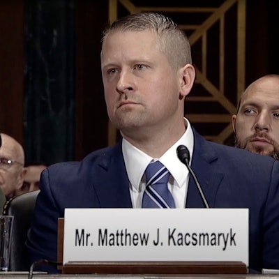 Matthew Kacsmaryk sitzt hinter einem Pult mit Mikrofon