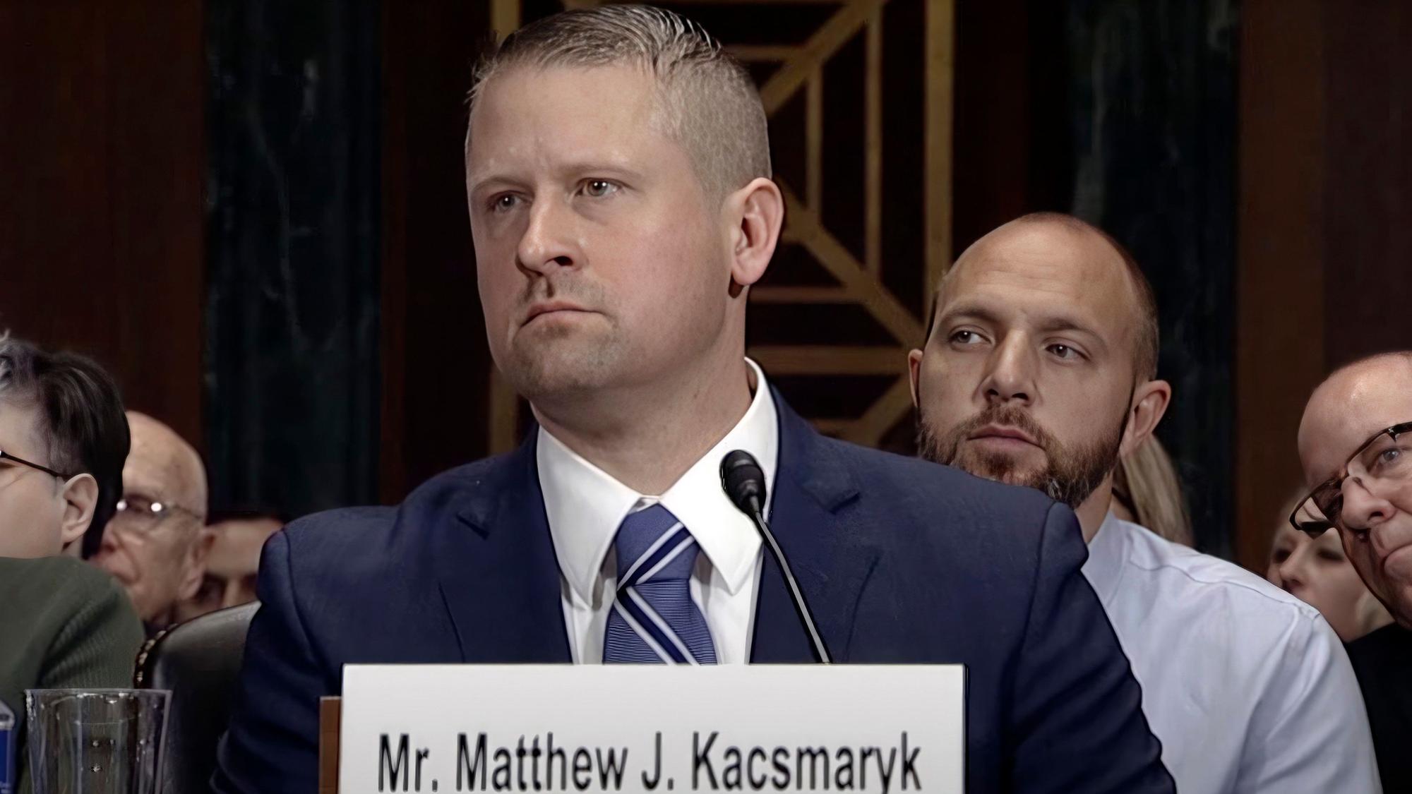 Matthew Kacsmaryk sitzt hinter einem Pult mit Mikrofon