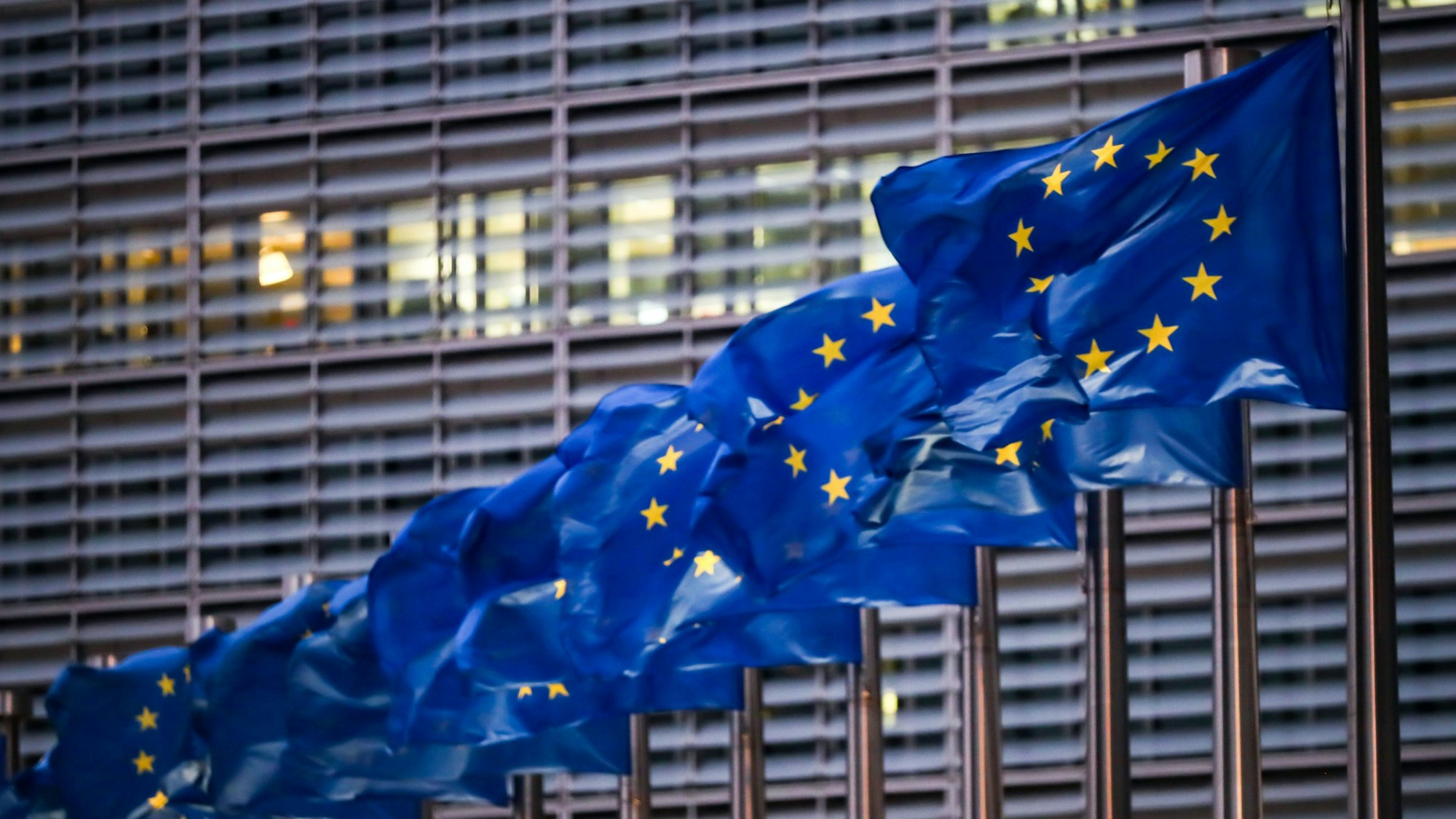 Europaflaggen wehen vor dem Sitz der EU-Kommission in Brüssel.