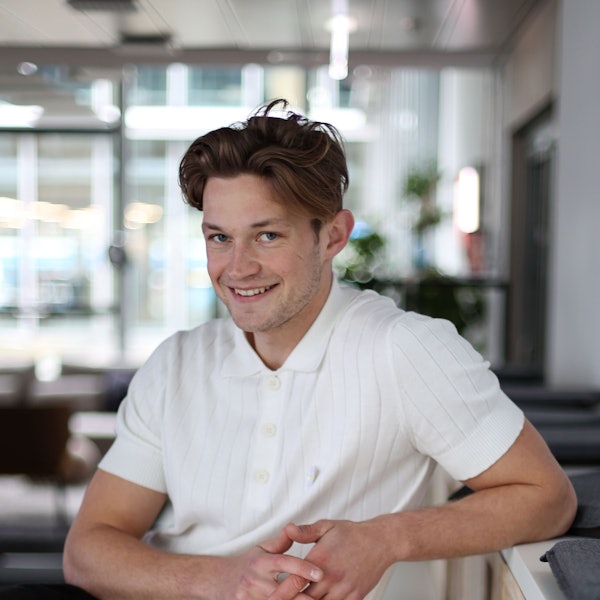 Damian Hardung guckt in die Kamera.