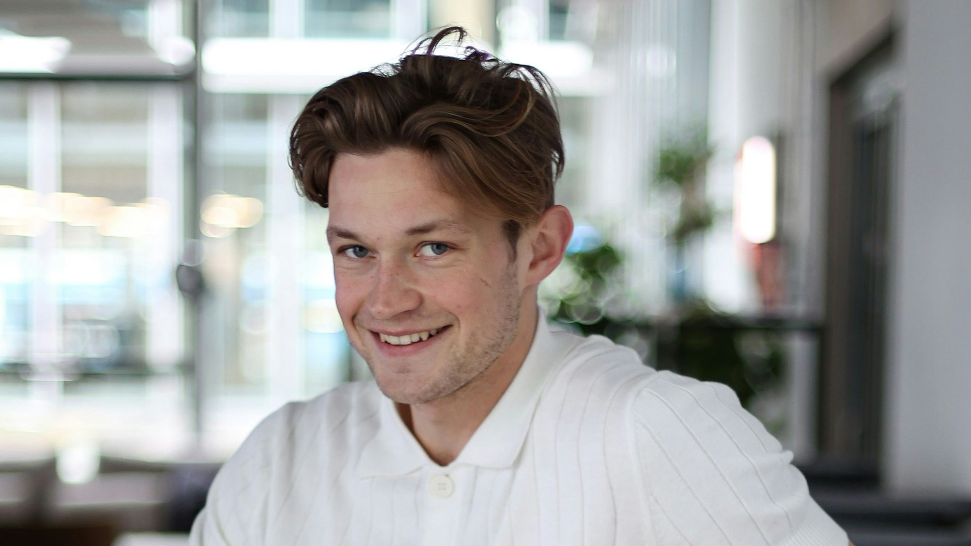 Damian Hardung guckt in die Kamera.