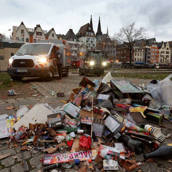 Ein Müllhaufen aus Silvester-Abfall liegt im Rheingarten auf dem Asphalt.