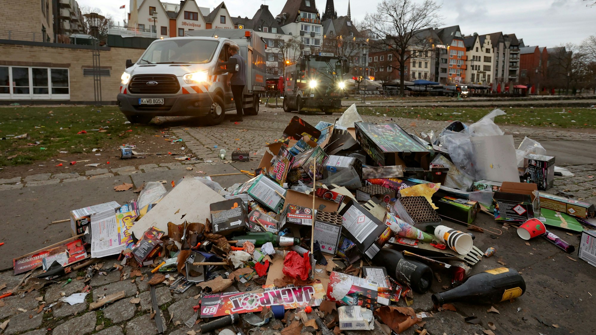 Ein Müllhaufen aus Silvester-Abfall liegt im Rheingarten auf dem Asphalt.