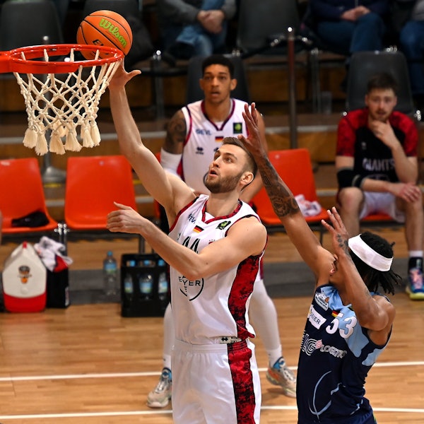 Basketball
Bayer Giants Leverkusen - Bremerhaven
links : Marko Bacak (Bayer)
Foto: Uli Herhaus