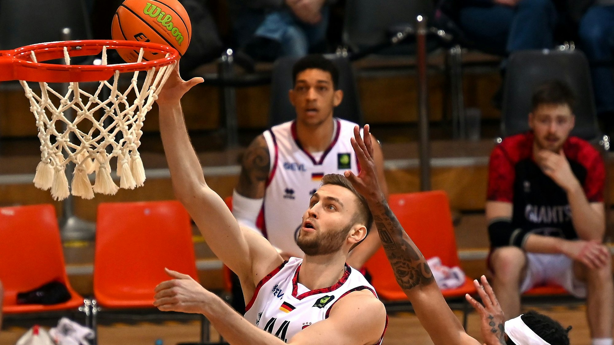 Basketball
Bayer Giants Leverkusen - Bremerhaven
links : Marko Bacak (Bayer)
Foto: Uli Herhaus