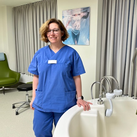 Hebamme Ulrike Sandtner im Kreißsaal