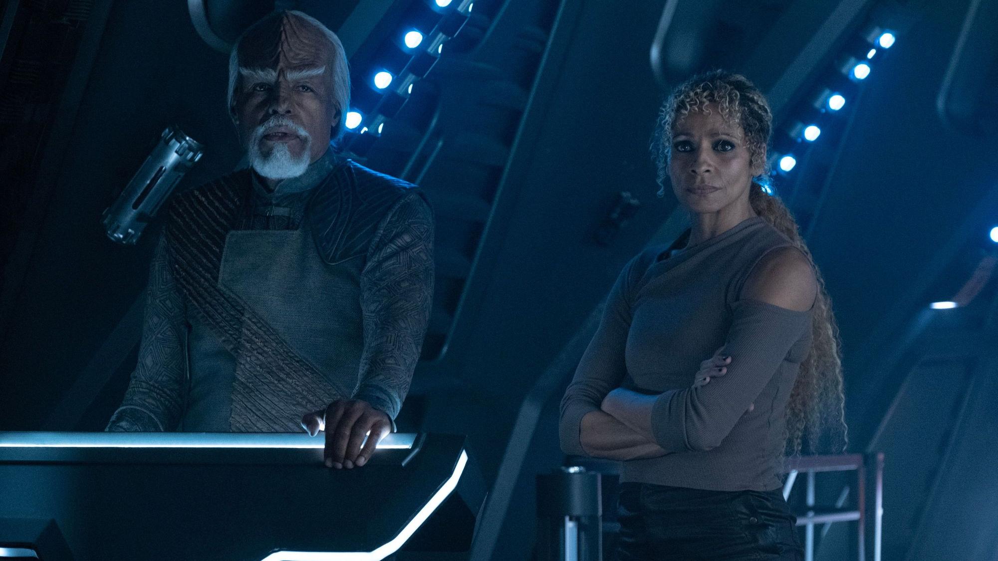 Michael Dorn und Michelle Hurd stehen auf der Brücke eines Raumschiffes.
