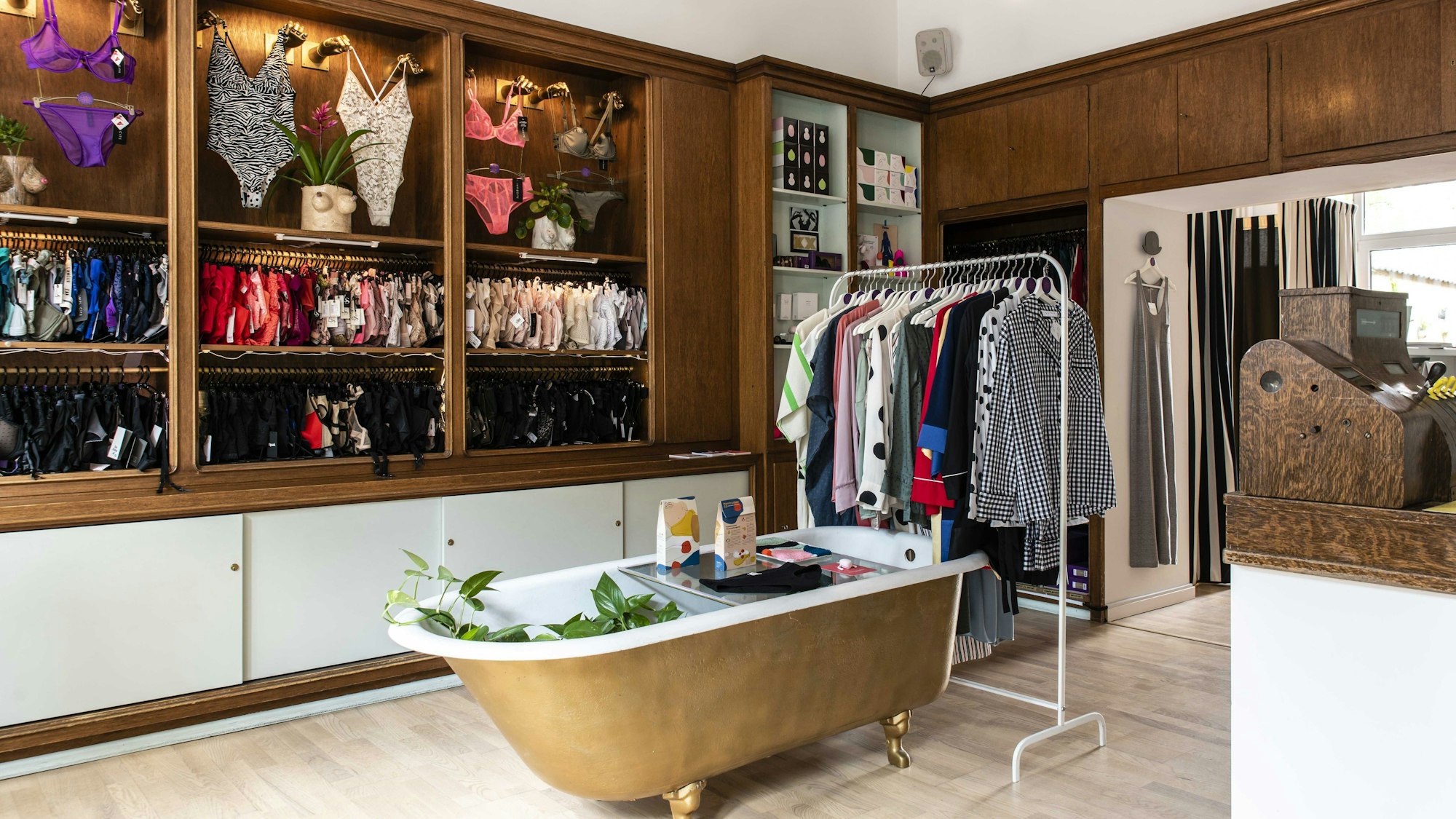 Im Ladenlokal steht eine Badewanne.