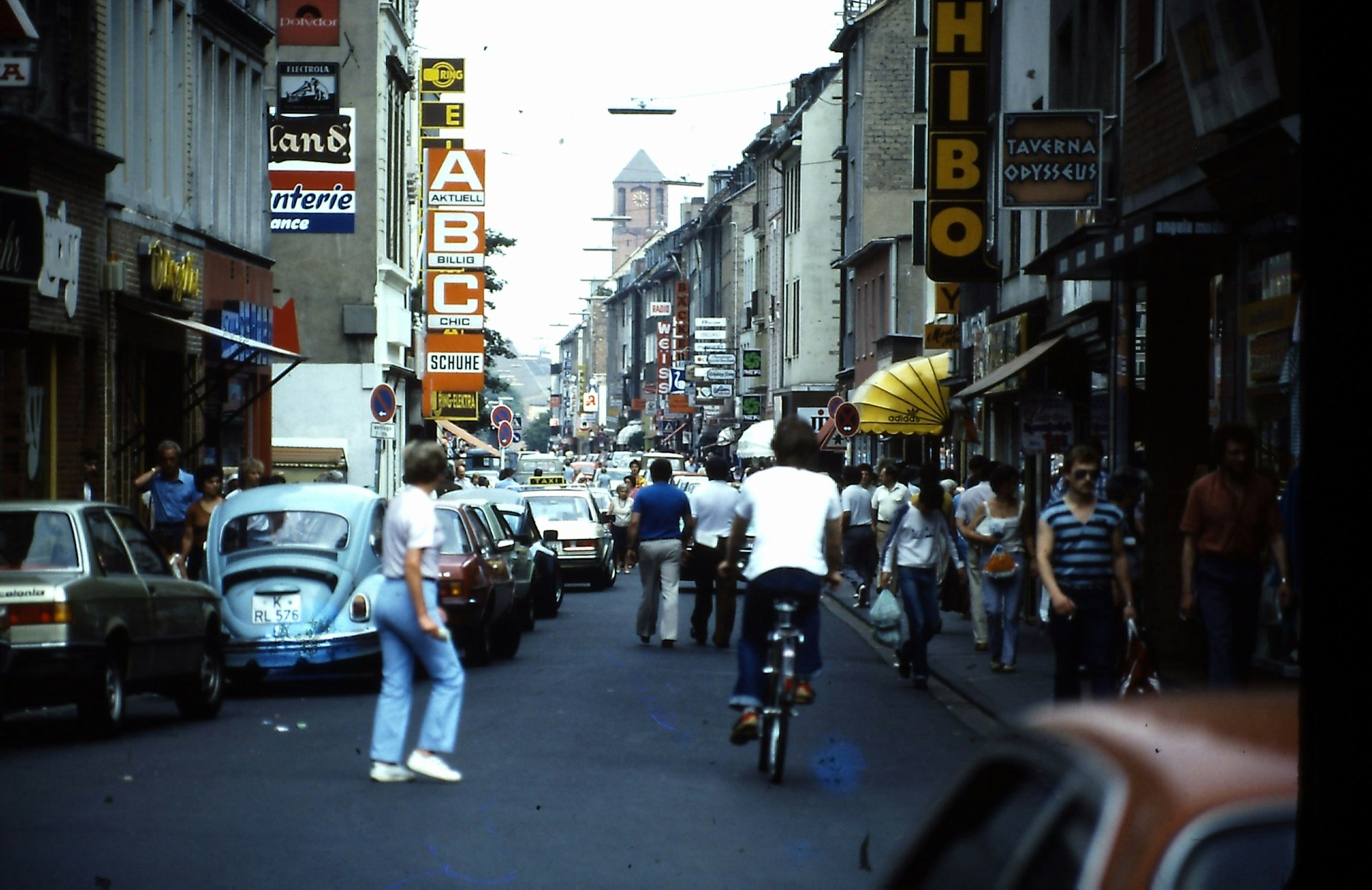 Blick in die Severinstraße der 70er Jahre mit vielen Autos und Fußgängern