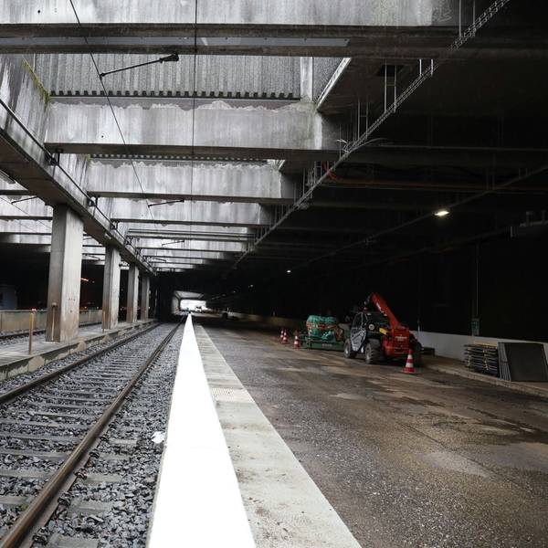 Baumaschinen stehen rechts am Rand des Tunnels Oberdollendorf, durch den auch die Gleise der Stadtbahnlinie 66 führen.