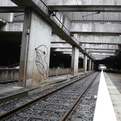 Baumaschinen stehen rechts am Rand des Tunnels Oberdollendorf, durch den auch die Gleise der Stadtbahnlinie 66 führen.