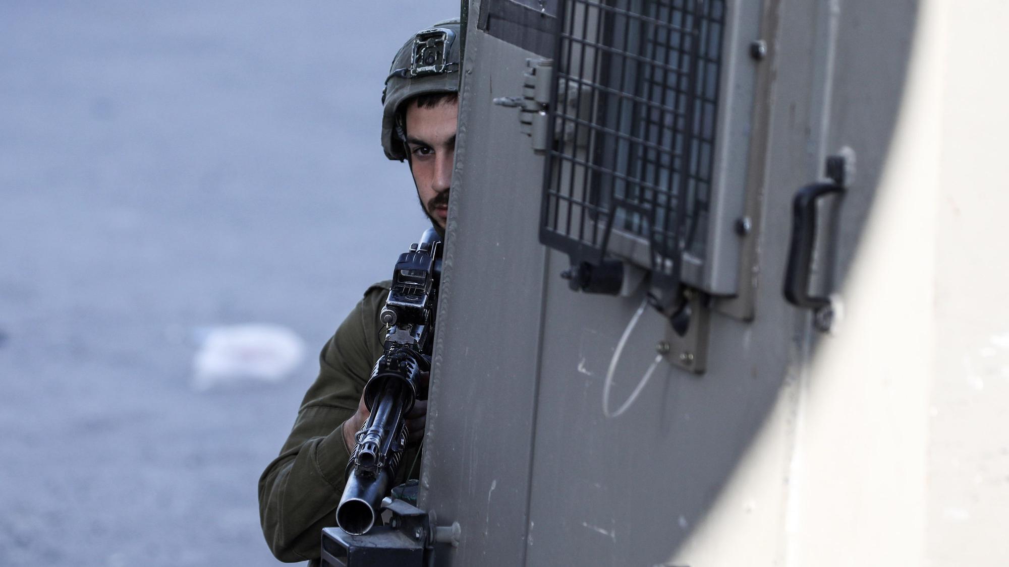 Ein israelischer Soldat steht Wache am Ort eines nächtlichen Schusswechsels im Ort Sarra im Westjordanland im Einsatz.