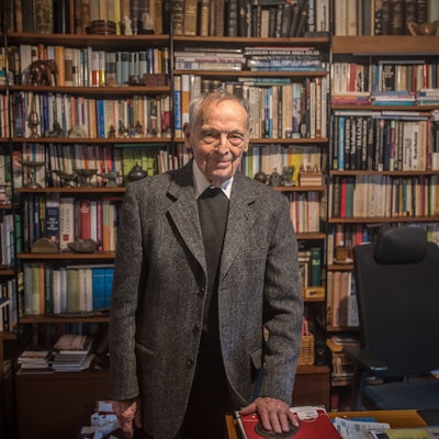 Monsignore Prälat Erich Läufer im Arbeitszimmer