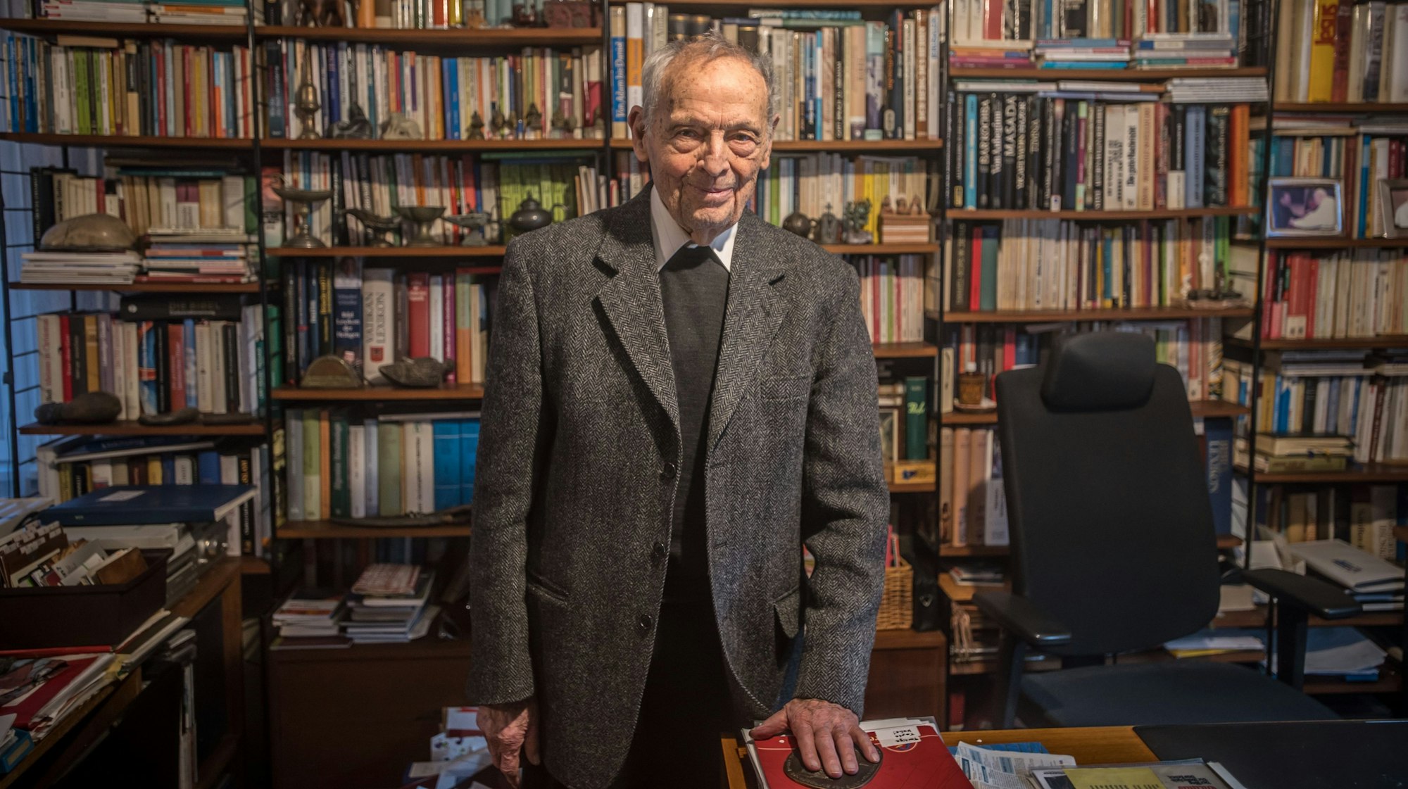 Monsignore Prälat Erich Läufer im Arbeitszimmer