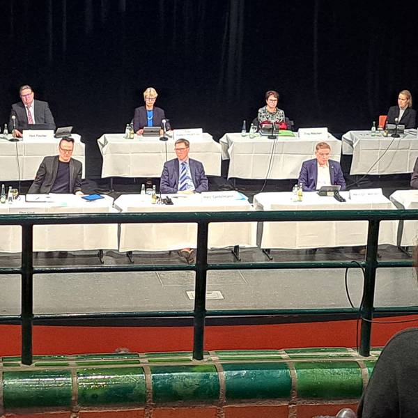 SPD-Kreistagsfraktionschef Gerhard Zorn steht am Rednerpult in einer Kreistagssitzung. Neben ihm sitzen Landrat Stephan Santelmann (CDU) und Vertreter der Kreisverwaltung an Tischen auf dem Podium.