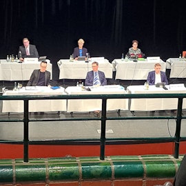 SPD-Kreistagsfraktionschef Gerhard Zorn steht am Rednerpult in einer Kreistagssitzung. Neben ihm sitzen Landrat Stephan Santelmann (CDU) und Vertreter der Kreisverwaltung an Tischen auf dem Podium.