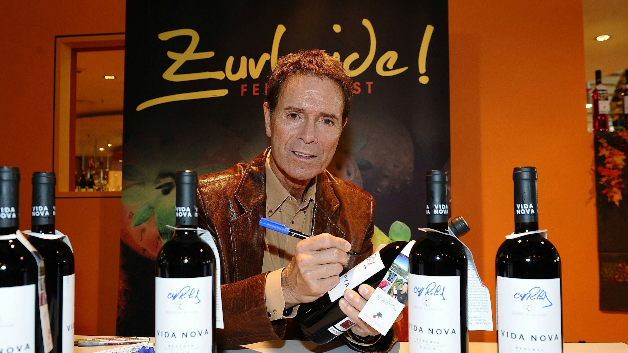 Cliff Richard mit Wein.