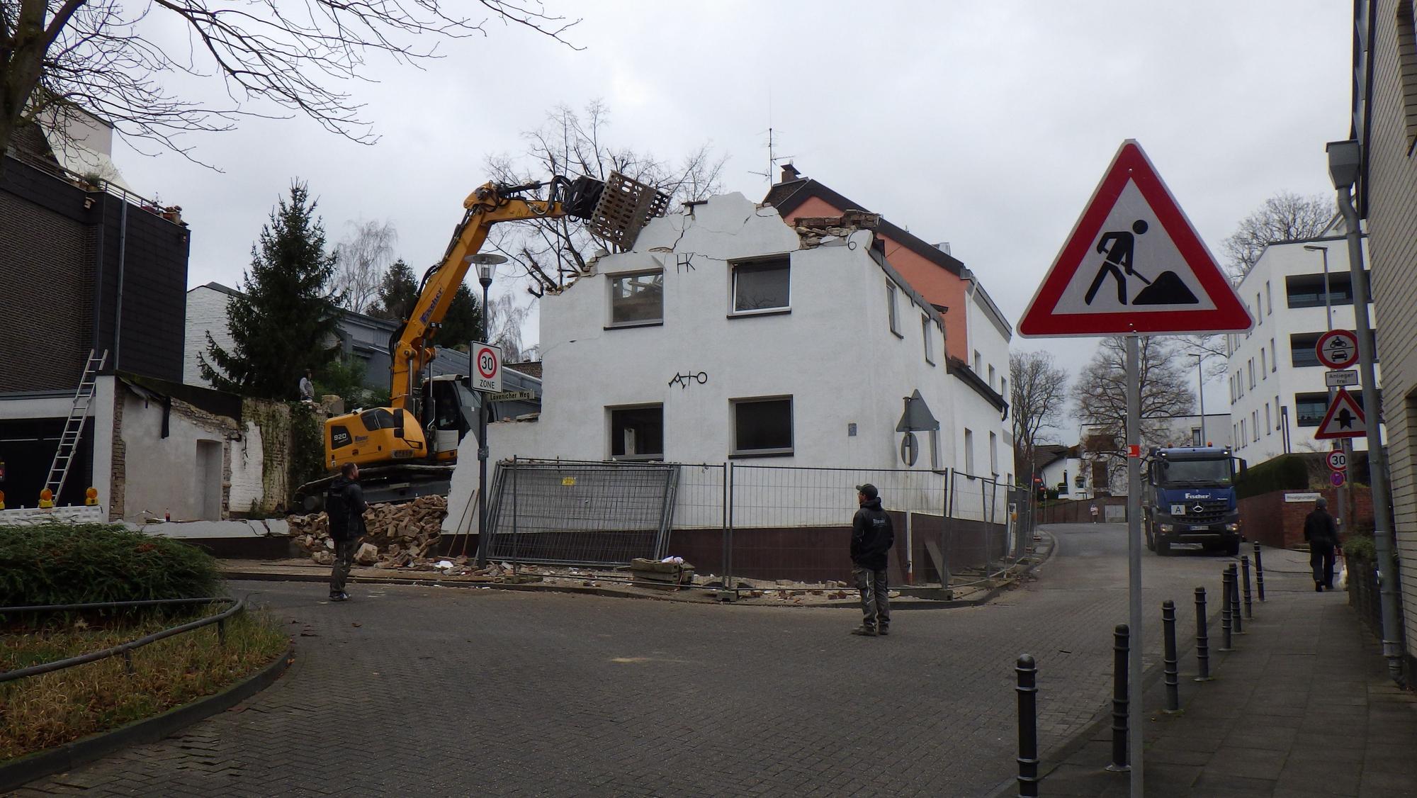 Das kleine Haus am Lövenicher Weg 2 stand 200 Jahre im Ortskern von Müngersdorf, bevor es abgerissen wurde.