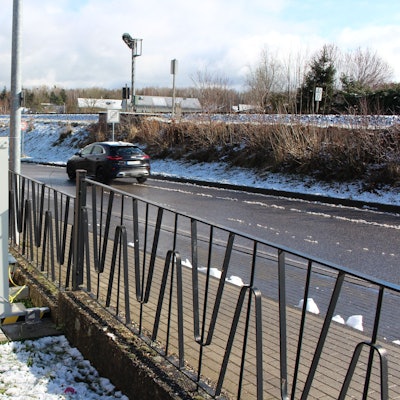 Das Foto zeigt das Messgerät neben der Friedhofshalle.