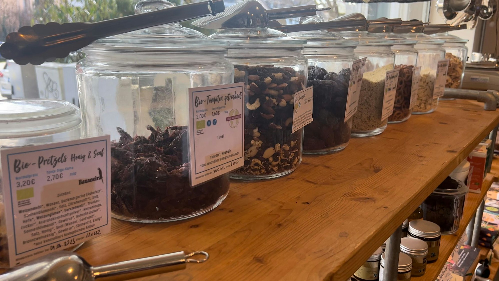 Gewürze in Gläsern.