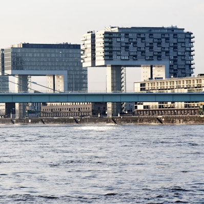 Blick auf die drei Kranhäuser vom Rhein aus.