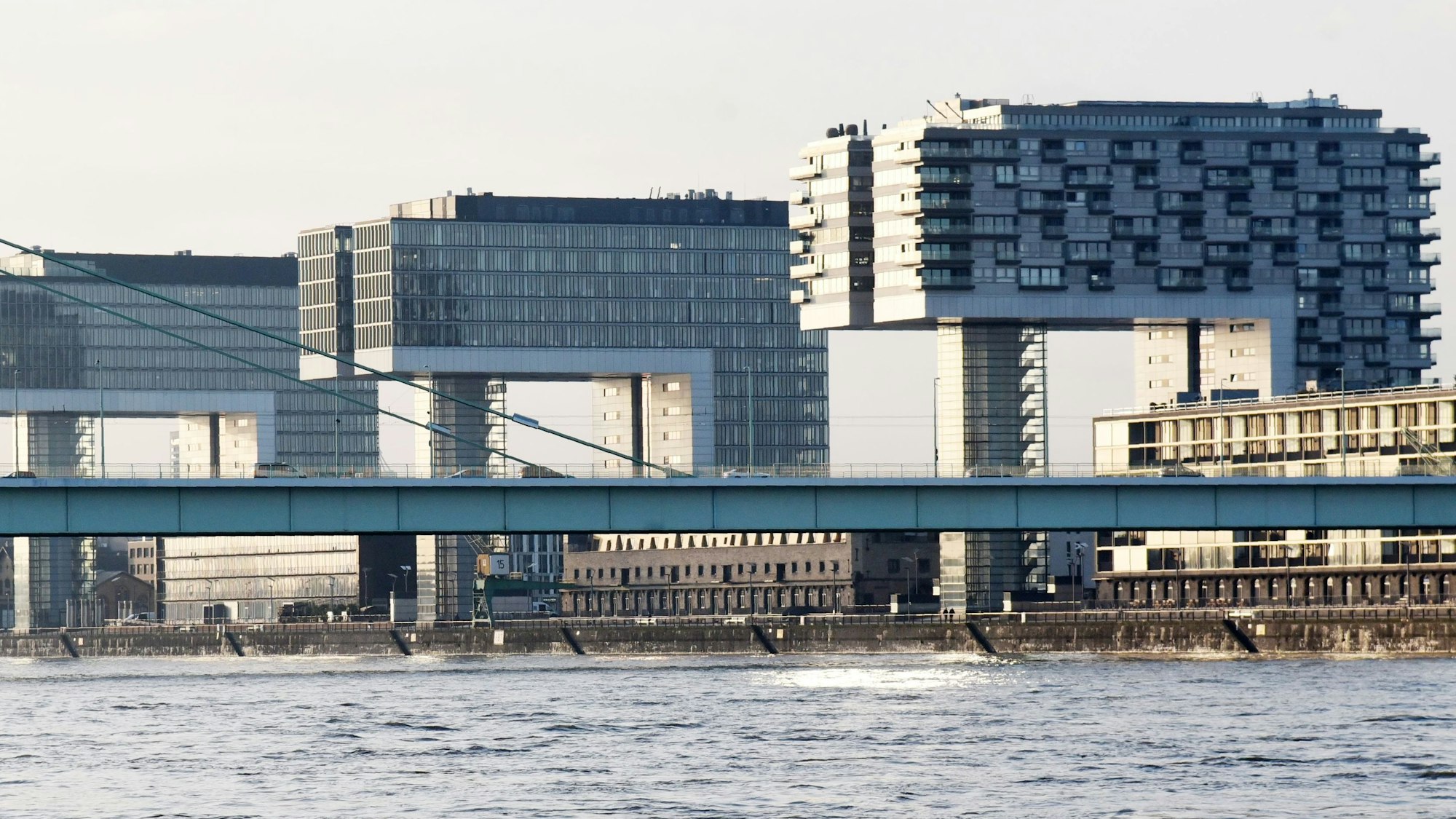Blick auf die drei Kranhäuser vom Rhein aus.