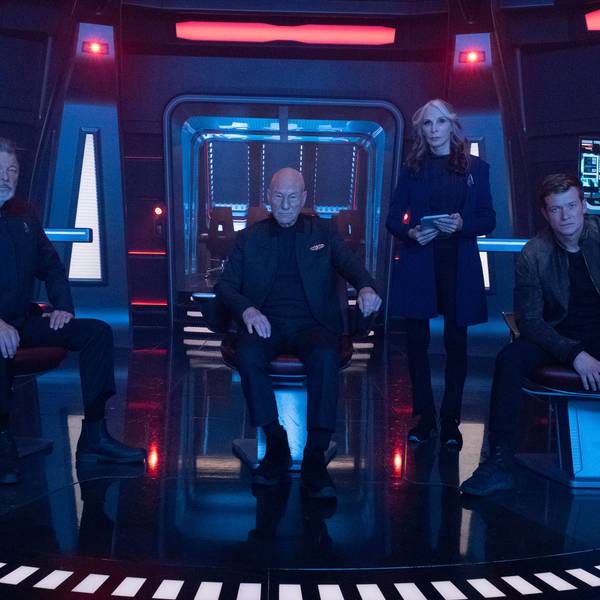 Joanthan Frakes, Patrick Stewart und Gates McFadden sind auf der Brücke eines Raumschiffes.