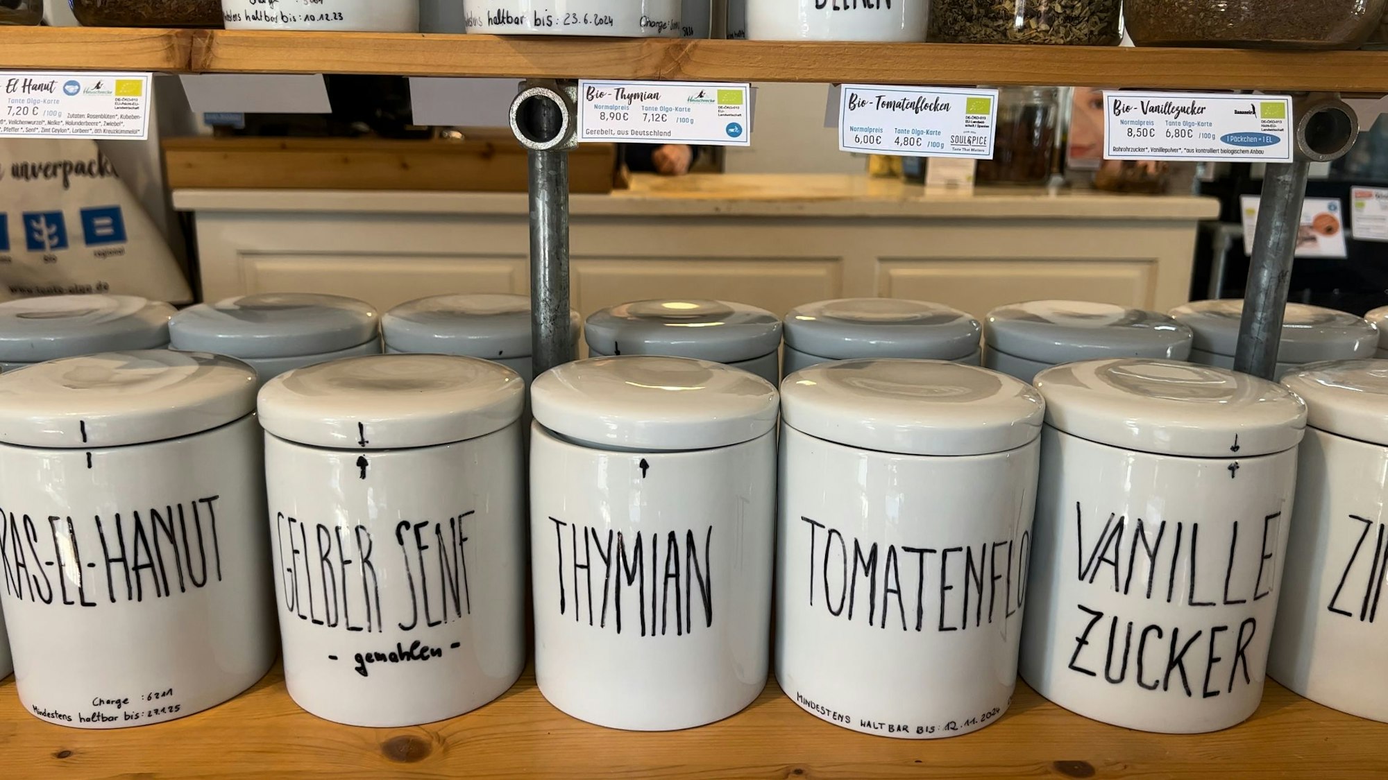 Gewürze in Keramik-Behältern.