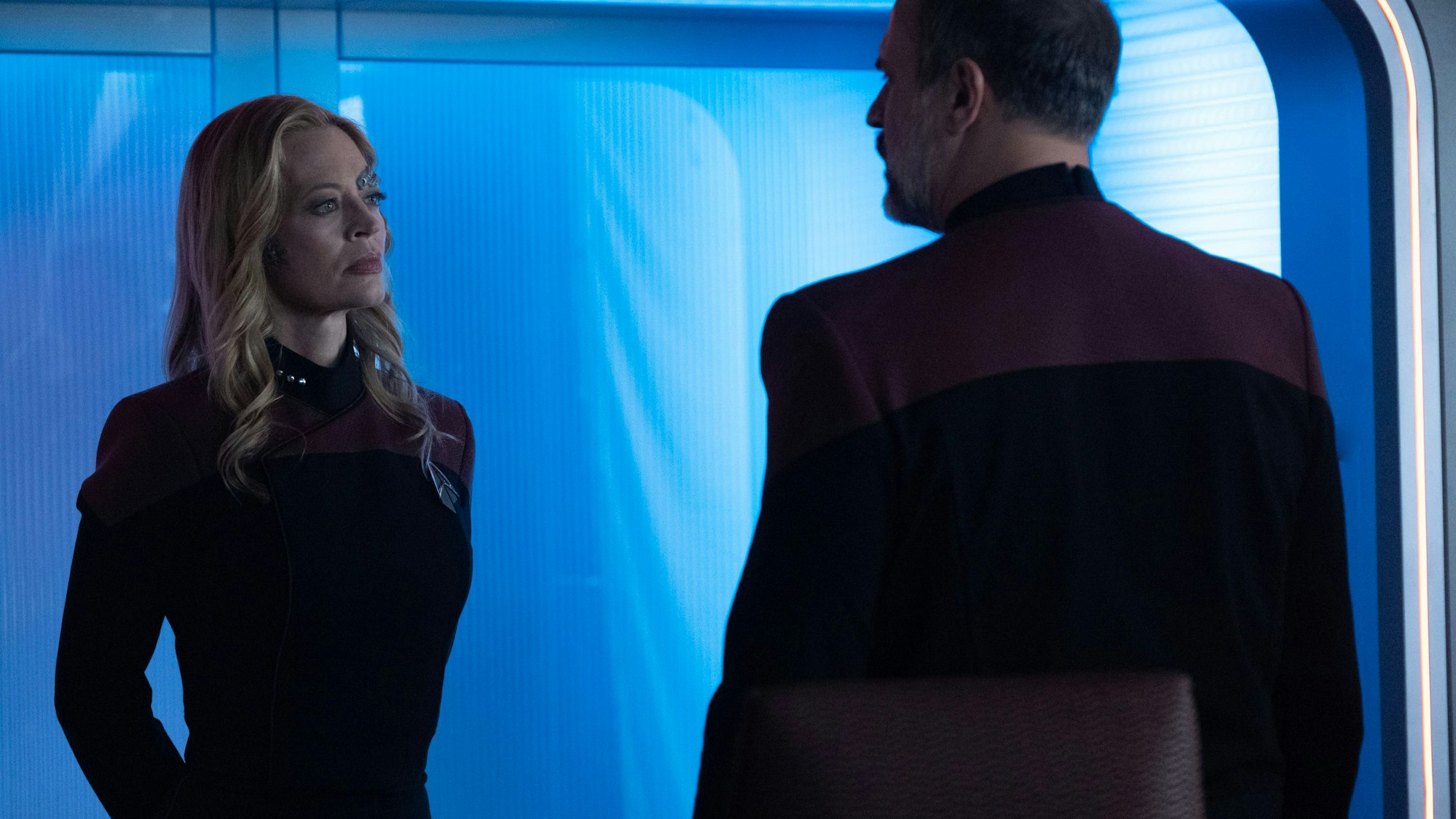 Jeri Ryan als Seven of Nine im Gespräch mit dem Kapitän.