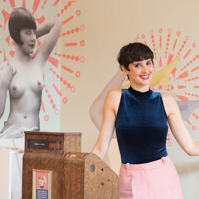 Die Ladeninhaberin steht an der Kasse.