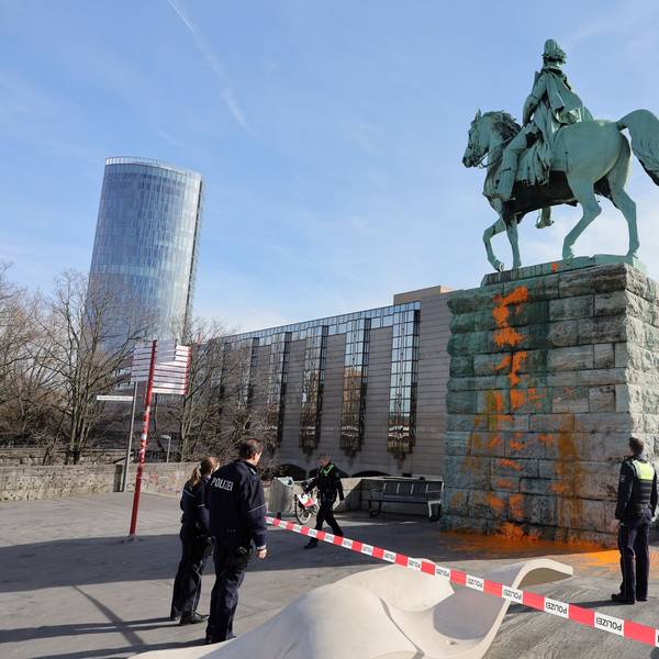 Aktivisten haben orangene Farbe auf ein Reiterdenkmal am Deutzer Rheinufer gekippt.