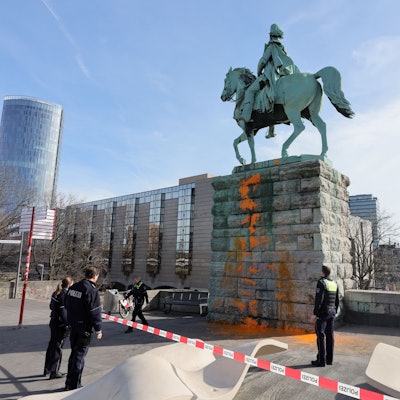 Aktivisten haben orangene Farbe auf ein Reiterdenkmal am Deutzer Rheinufer gekippt.