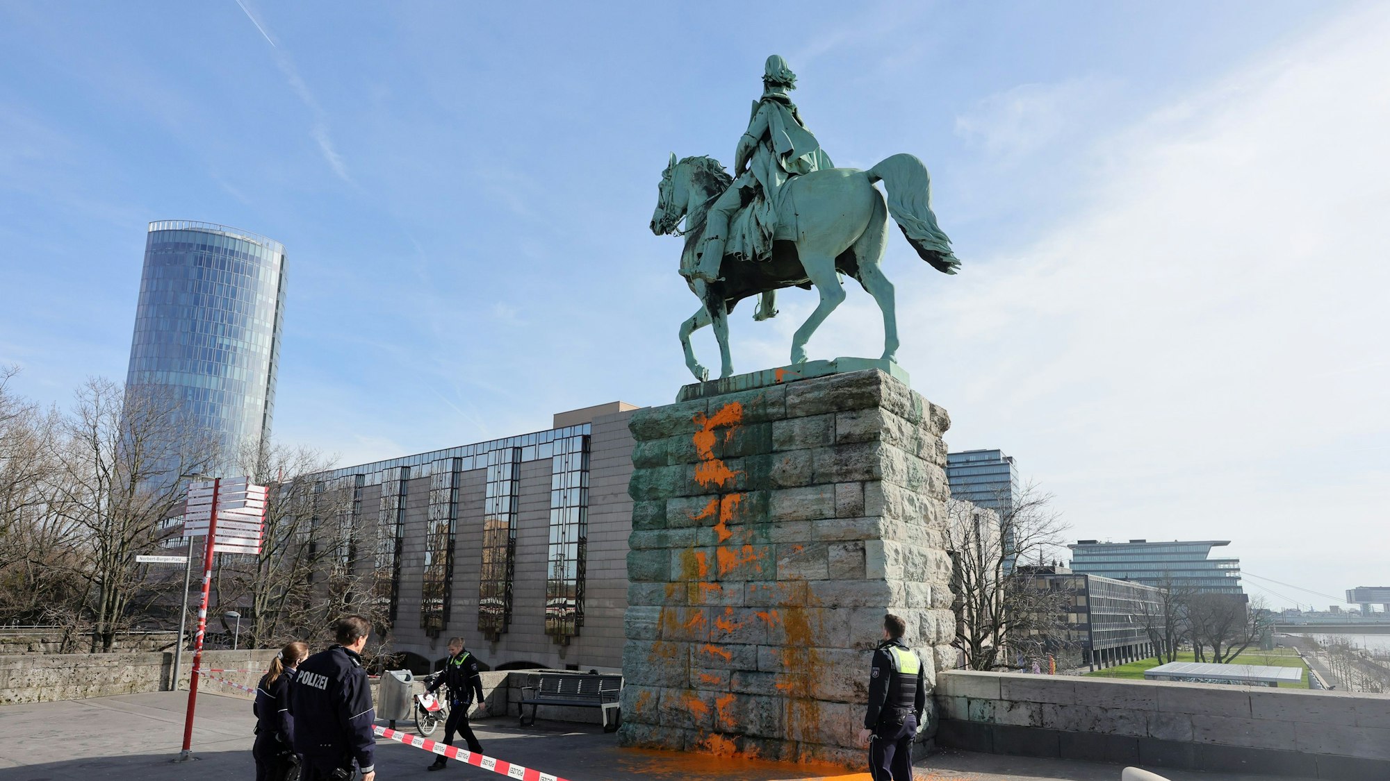 Aktivisten haben orangene Farbe auf ein Reiterdenkmal am Deutzer Rheinufer gekippt.