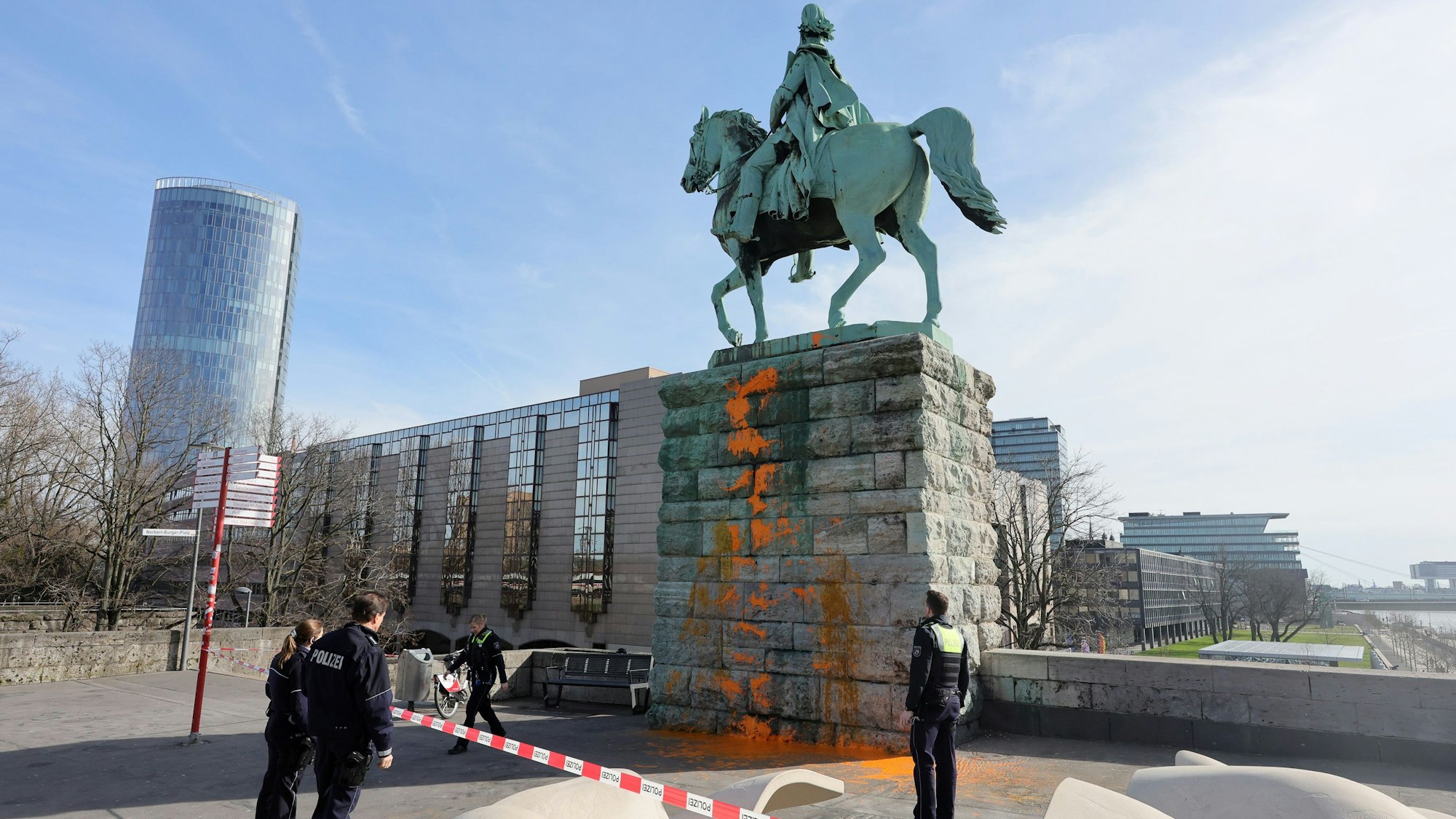 Farbe auf Reiterdenkmal, 16.03.2023