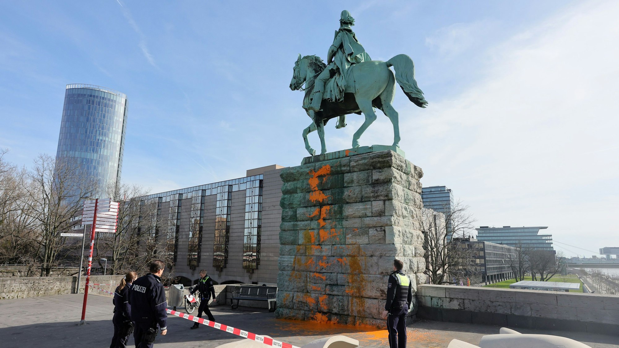 „Letzte Generation“ in Köln: Das mit Farbe überschüttete Reiterdenkmal an der Hohenzollernbrücke.