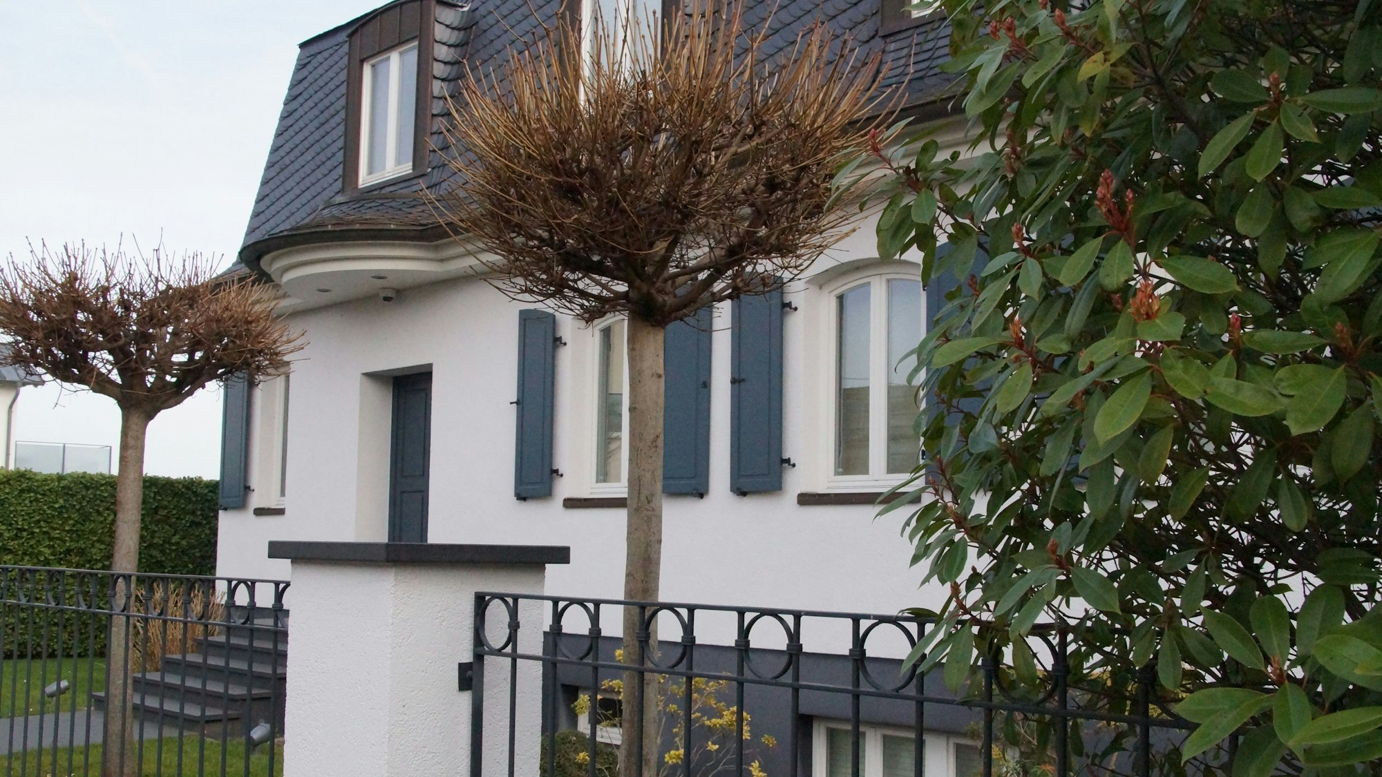Das Foto zeigt eine Villa in Wesseling-Urfeld. Mit 3,4 Millionen Euro ist es derzeit das teuerste Objekt auf der Online-Immobilienseite „Immoscout24“.