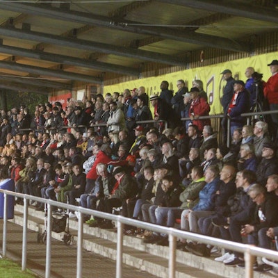 Die Zuschauertribüne im Stadion des FC Hennef 05 ist gut gefüllt.