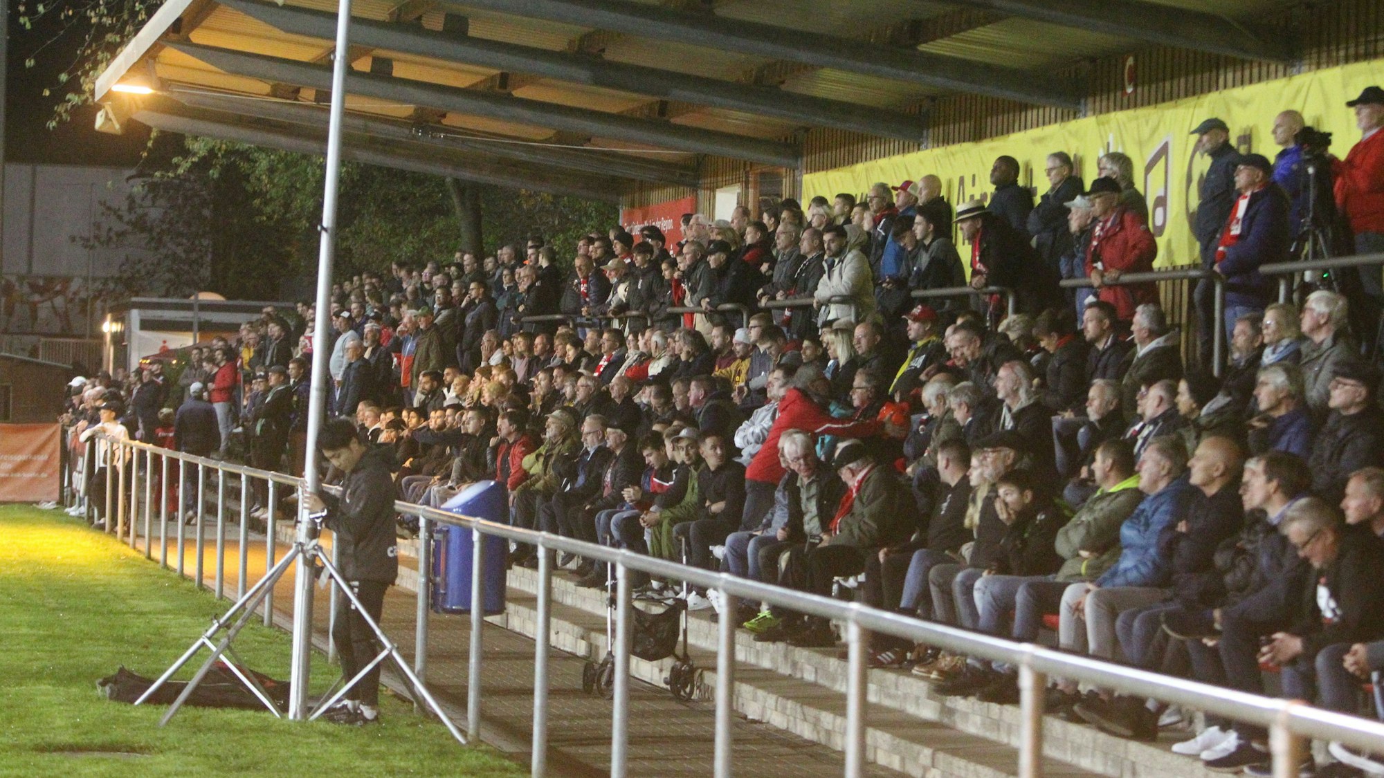 Die Zuschauertribüne im Stadion des FC Hennef 05 ist gut gefüllt.
